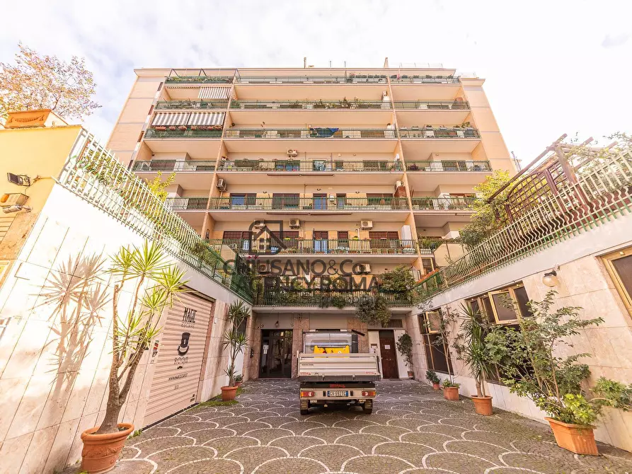 Immagine 22 di Appartamento in vendita  in Via Veio 40 a Roma