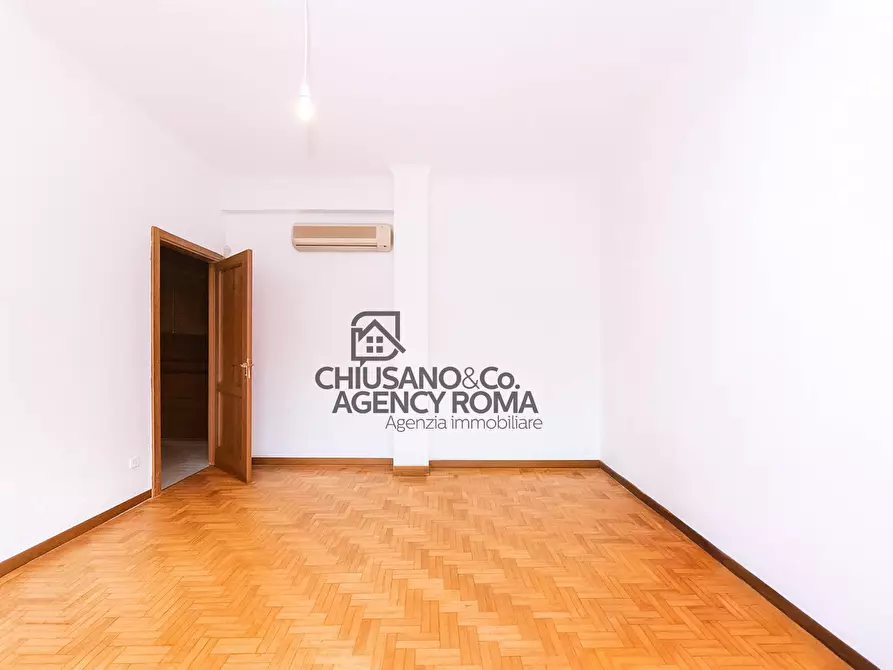 Immagine 6 di Appartamento in vendita  in Via Veio 40 a Roma