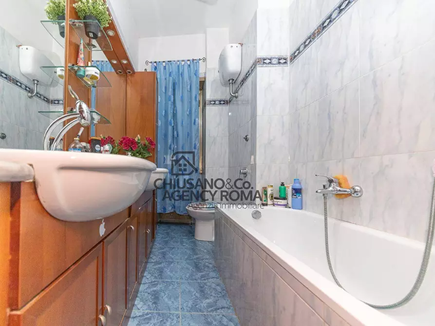 Immagine 15 di Appartamento in vendita  in Via Veio 40 a Roma