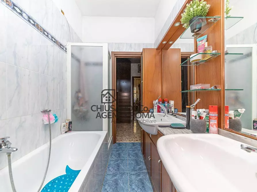 Immagine 12 di Appartamento in vendita  in Via Veio 40 a Roma