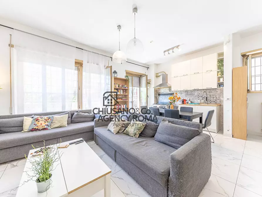 Immagine 2 di Appartamento in vendita  in Viale Palmiro Togliatti 75 a Roma