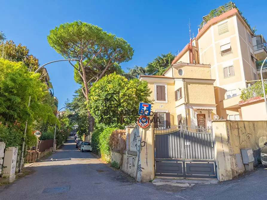 Immagine 40 di Appartamento in vendita  in Via Capo Peloro a Roma