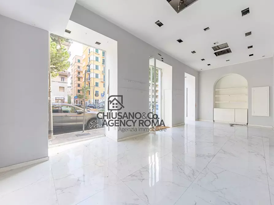 Immagine 2 di Locale commerciale in affitto  in Via Appia Nuova 108/110/112 a Roma