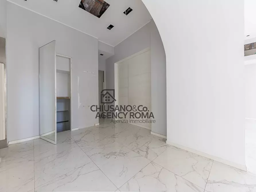 Immagine 8 di Locale commerciale in affitto  in Via Appia Nuova 108/110/112 a Roma