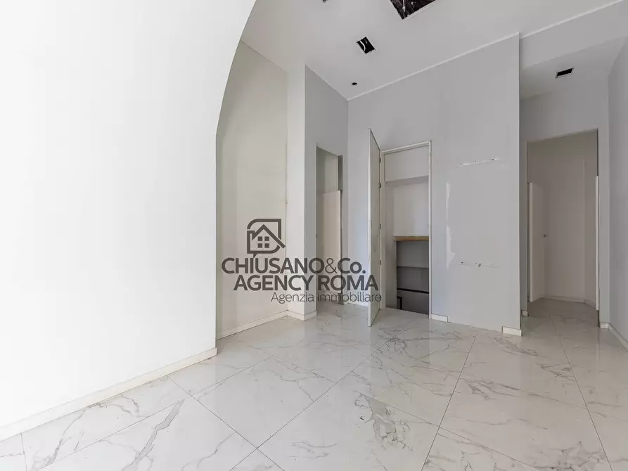 Immagine 9 di Locale commerciale in affitto  in Via Appia Nuova 108/110/112 a Roma