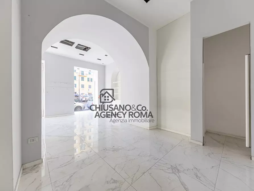 Immagine 10 di Locale commerciale in affitto  in Via Appia Nuova 108/110/112 a Roma