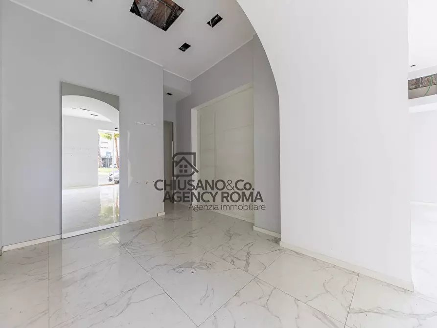 Immagine 12 di Locale commerciale in affitto  in Via Appia Nuova 108/110/112 a Roma