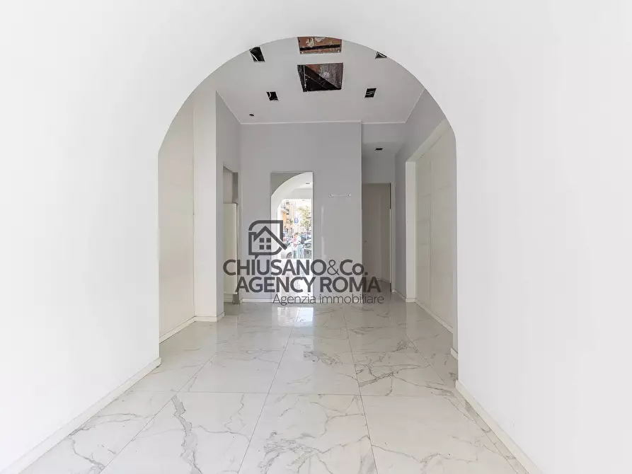 Immagine 17 di Locale commerciale in affitto  in Via Appia Nuova 108/110/112 a Roma