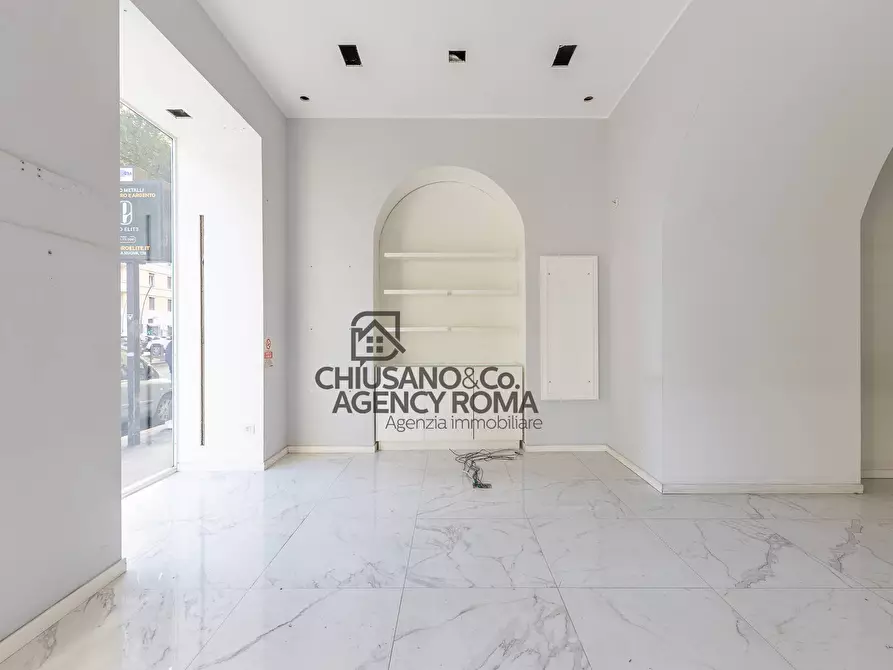 Immagine 18 di Locale commerciale in affitto  in Via Appia Nuova 108/110/112 a Roma