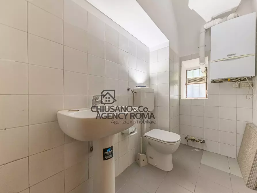 Immagine 12 di Appartamento in vendita  in Piazza Dei Re Di Roma 3 a Roma