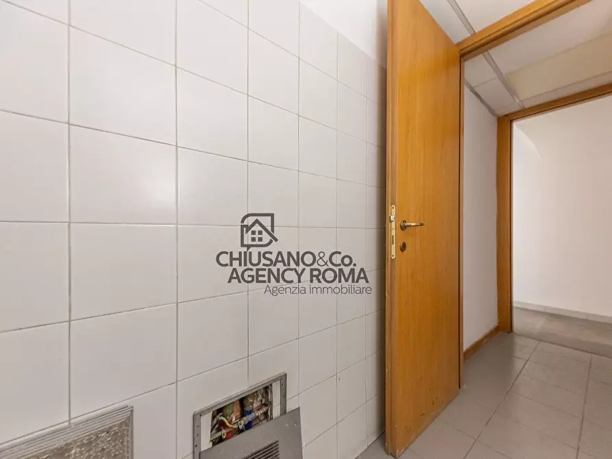 Immagine 15 di Appartamento in vendita  in Piazza Dei Re Di Roma 3 a Roma