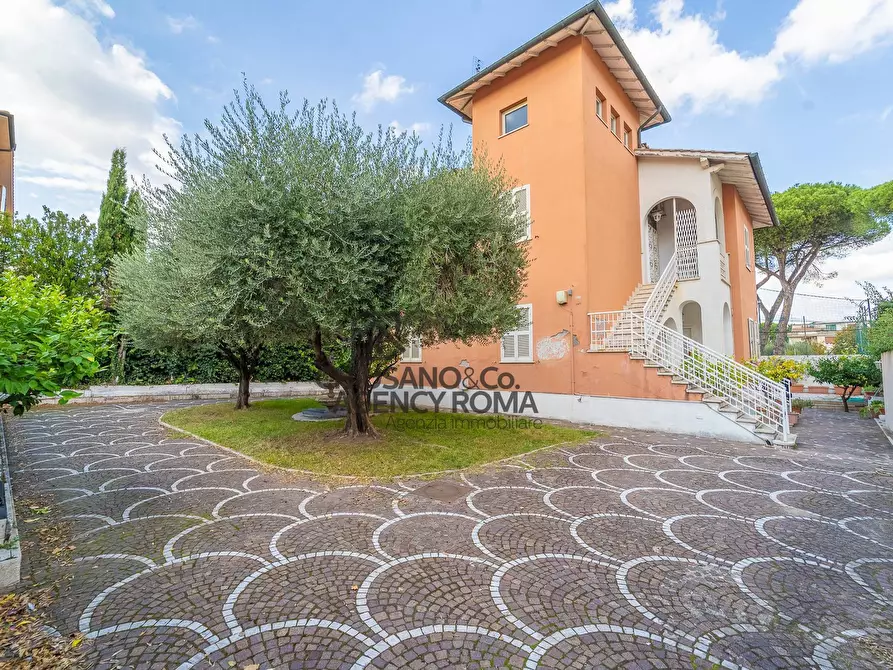 Immagine 1 di Villa in vendita  in Via Tre Taberne a Roma