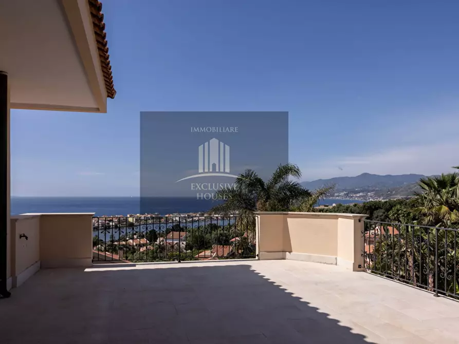 Immagine 102 di Villa in vendita  a Messina