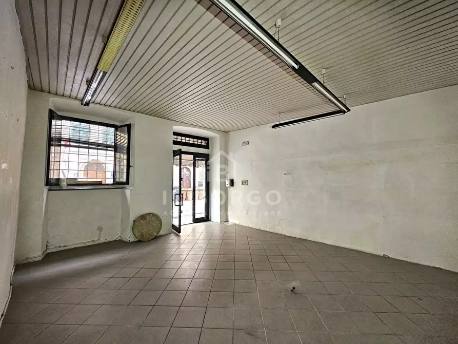 Immagine 1 di Negozio in vendita  in Piazza Mazzini 1 a Pescia