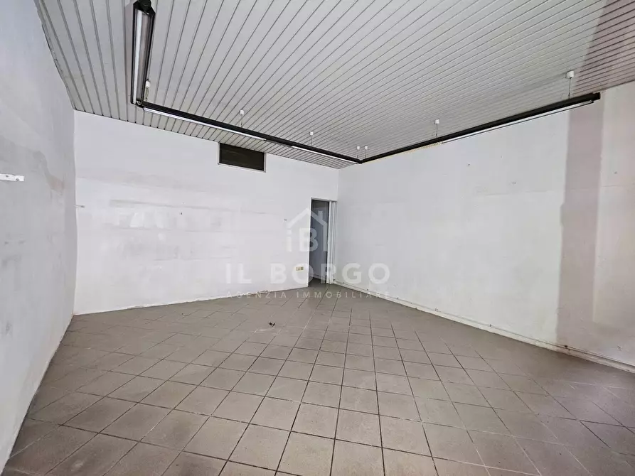 Immagine 2 di Negozio in vendita  in Piazza Mazzini 1 a Pescia