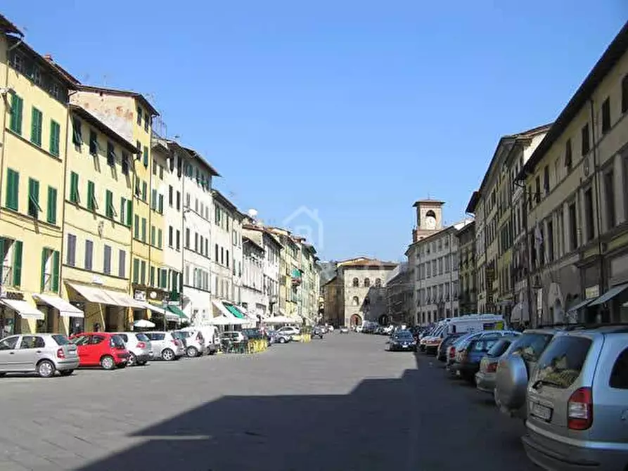 Immagine 2 di Negozio in vendita  in Piazza Mazzini 60 a Pescia
