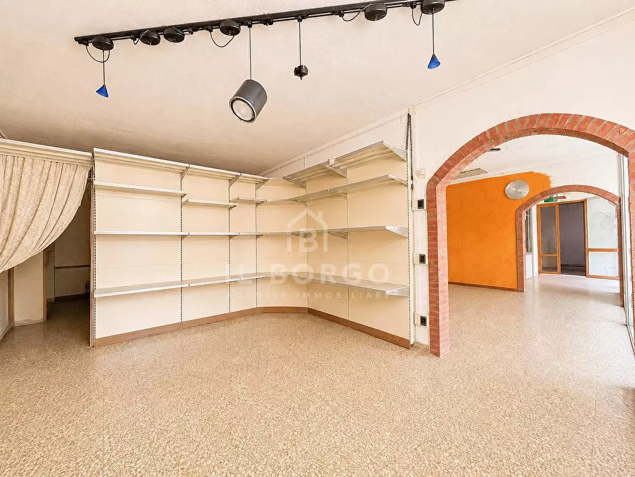 Immagine 4 di Negozio in vendita  in Via delle Cartiere 152-154 a Pescia