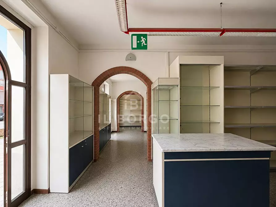 Immagine 12 di Negozio in vendita  in Via delle Cartiere 152-154 a Pescia
