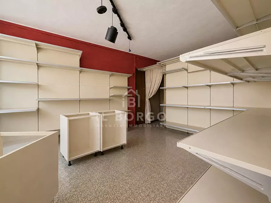 Immagine 9 di Negozio in vendita  in Via delle Cartiere 152-154 a Pescia