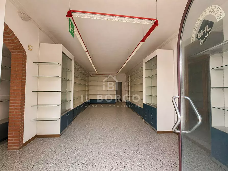 Immagine 2 di Negozio in vendita  in Via delle Cartiere 152-154 a Pescia