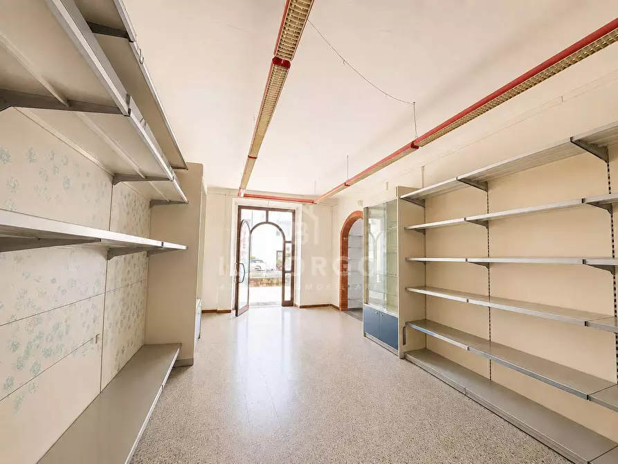 Immagine 3 di Negozio in vendita  in Via delle Cartiere 152-154 a Pescia