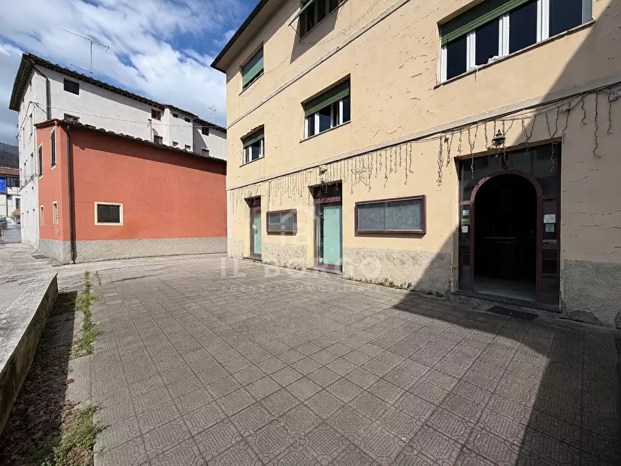 Immagine 1 di Negozio in vendita  in Via delle Cartiere 152-154 a Pescia
