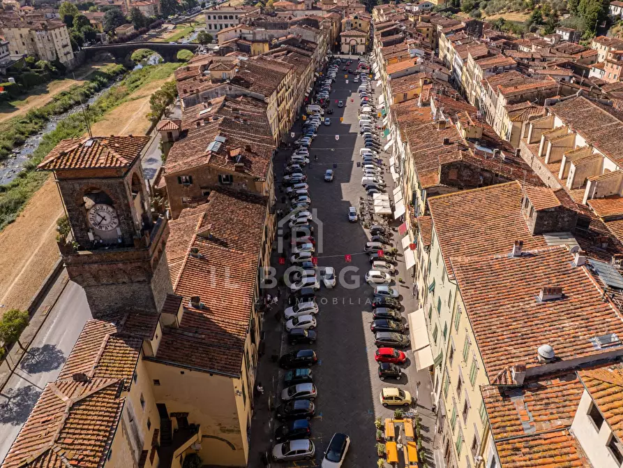 Immagine 1 di Negozio in vendita  in Piazza Mazzini 60 a Pescia