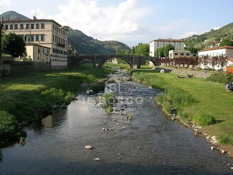 Immagine 3 di Negozio in vendita  in Piazza Mazzini 60 a Pescia