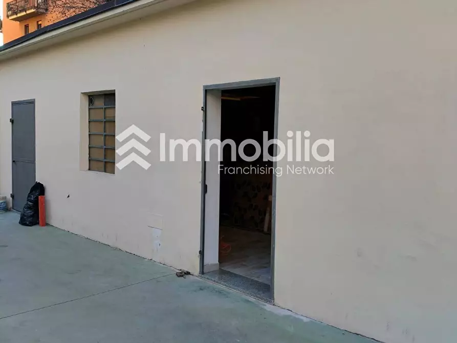 Immagine 2 di Magazzino in vendita  in Via Limone 13 a Torino