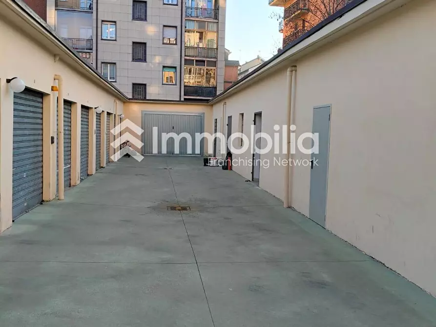 Immagine 8 di Magazzino in vendita  in Via Limone 13 a Torino