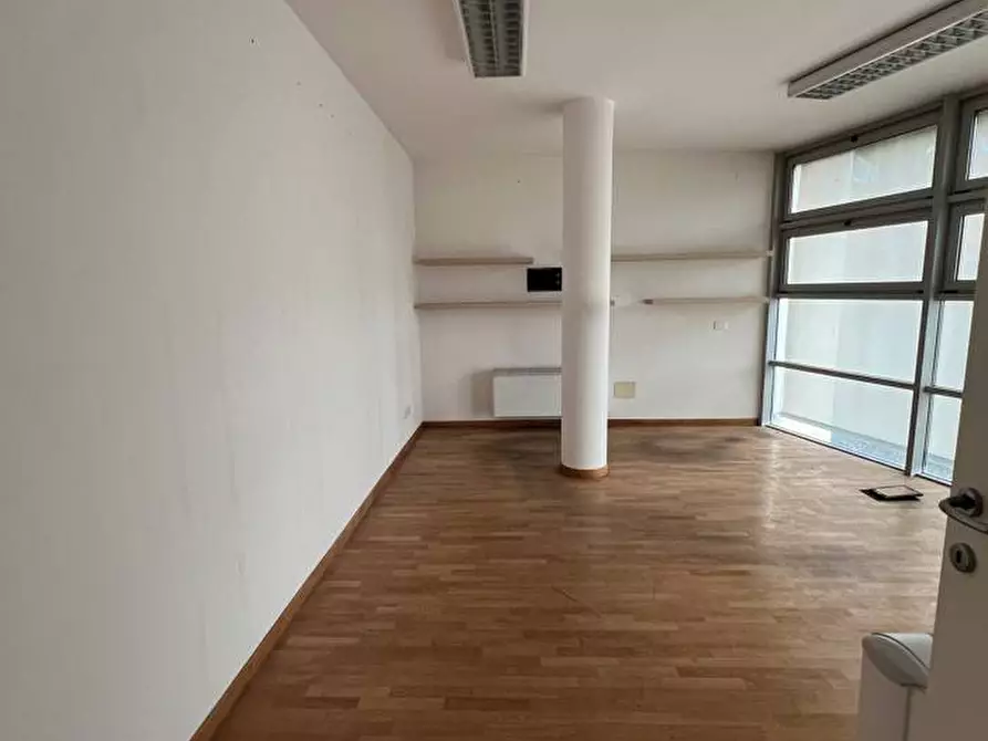 Immagine 3 di Ufficio in vendita  in Via Giuseppe Giacosa a Bologna