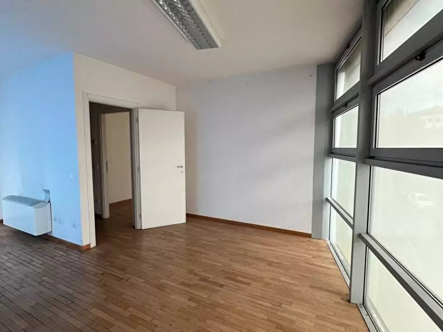 Immagine 5 di Ufficio in vendita  in Via Giuseppe Giacosa a Bologna