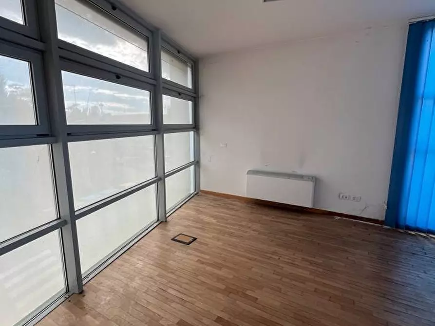 Immagine 10 di Ufficio in vendita  in Via Giuseppe Giacosa a Bologna