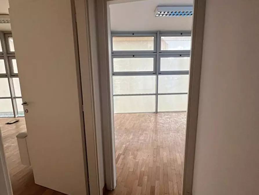 Immagine 15 di Ufficio in vendita  in Via Giuseppe Giacosa a Bologna
