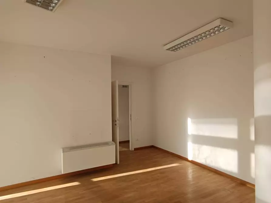 Immagine 31 di Ufficio in vendita  in Via Giuseppe Giacosa a Bologna