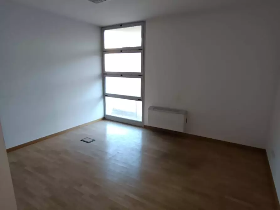 Immagine 32 di Ufficio in vendita  in Via Giuseppe Giacosa a Bologna