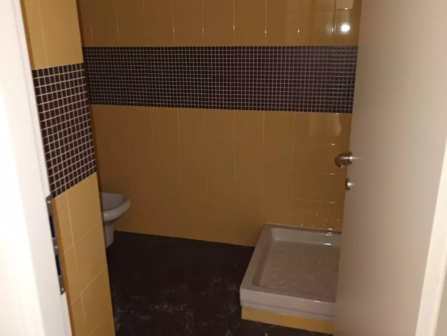 Immagine 35 di Ufficio in vendita  in Via Giuseppe Giacosa a Bologna