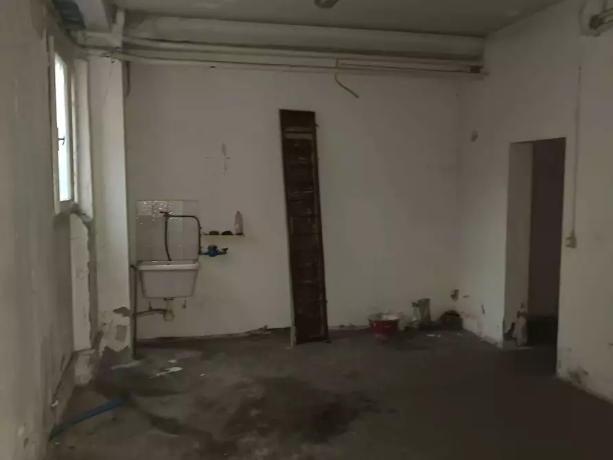 Immagine 35 di Locale commerciale in vendita  in VIA LANA 77 a Modena