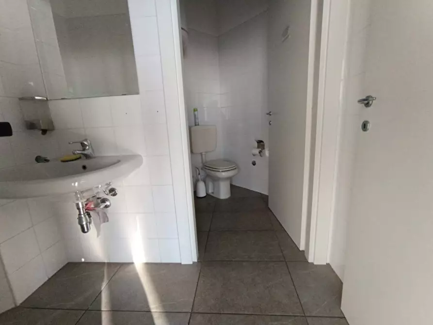 Immagine 2 di Locale commerciale in vendita  in VIA G. CAPILUPI 21, MODENA, MO Vendita Uffici  125.0 m² a Modena