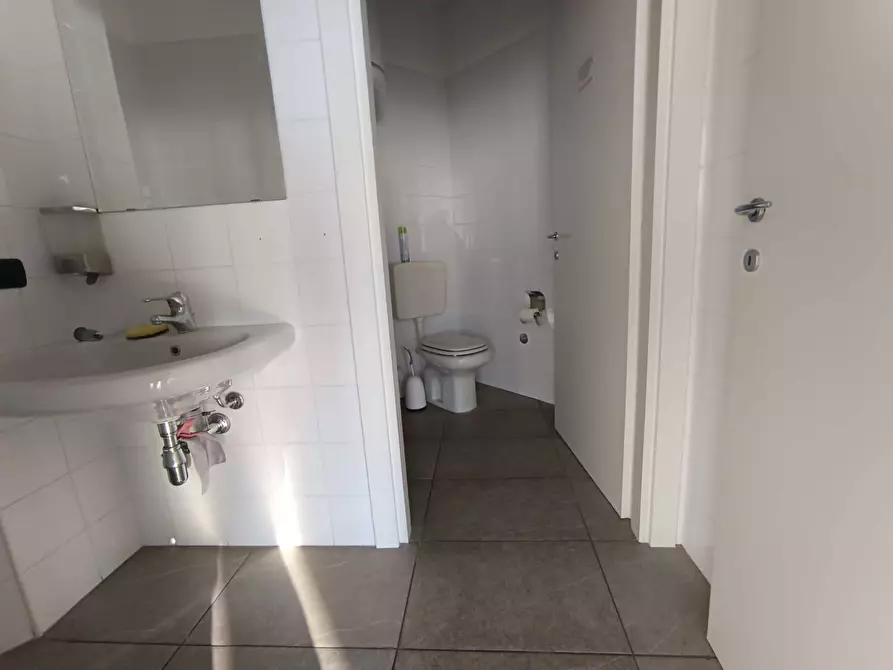 Immagine 3 di Locale commerciale in vendita  in VIA G. CAPILUPI 21, MODENA, MO Vendita Uffici  125.0 m² a Modena