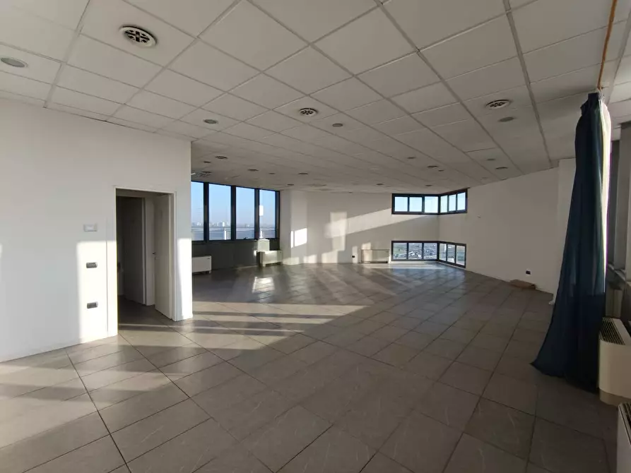 Immagine 8 di Locale commerciale in vendita  in VIA G. CAPILUPI 21, MODENA, MO Vendita Uffici  125.0 m² a Modena