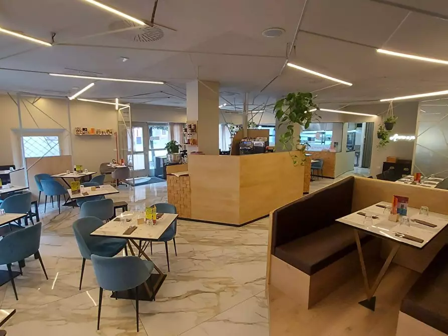 Immagine 1 di Attività commerciale in vendita  a Modena