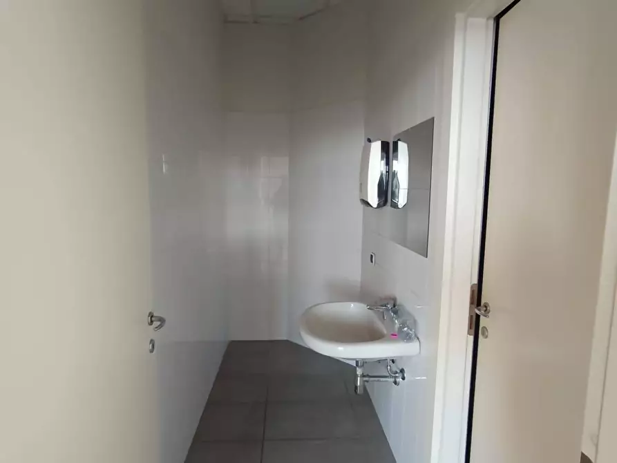 Immagine 10 di Ufficio in vendita  in Via Emilia Est 907 a Modena