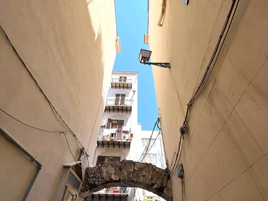 Immagine 11 di Locale commerciale in vendita  in Via porta di castro 36 a Palermo