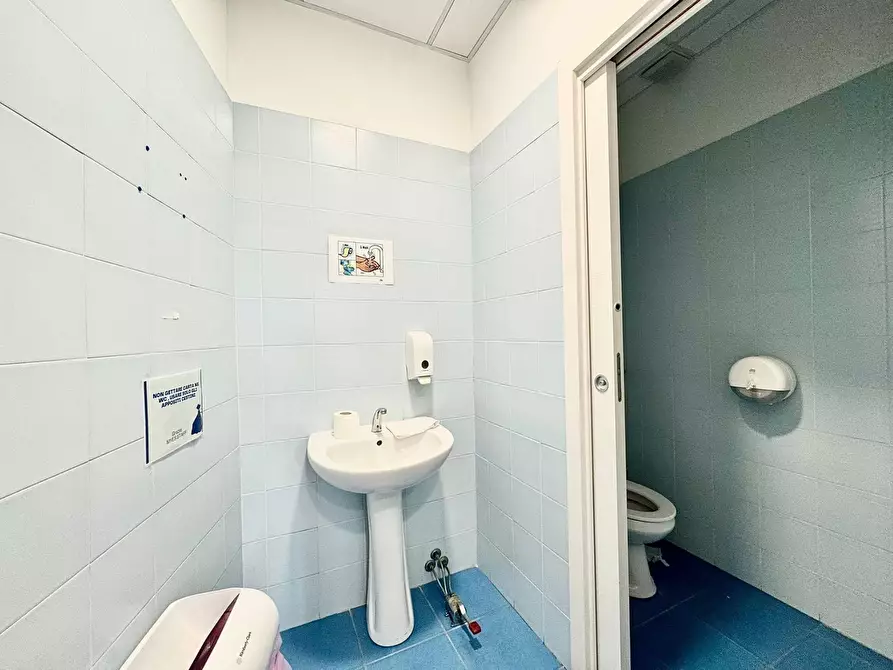 Immagine 7 di Locale commerciale in vendita  in Viale Regione Siciliana Sud Est 708 a Palermo