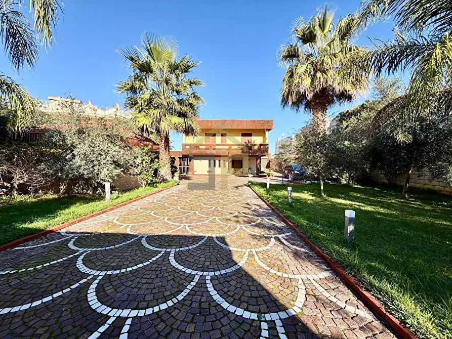 Immagine 2 di Villa in vendita  in Via Cristoforo Colombo a Carini