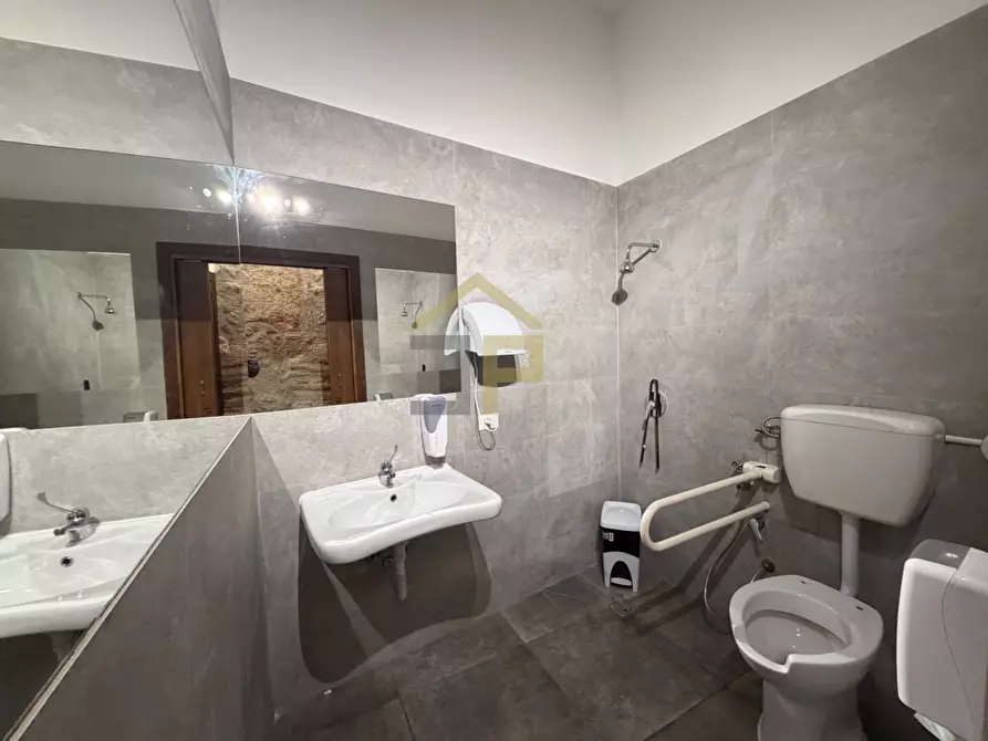 Immagine 9 di Attività commerciale in vendita  in Via Cassari 57 a Palermo