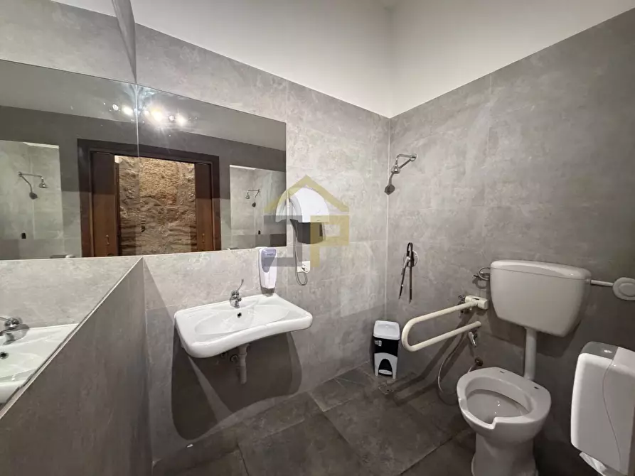 Immagine 10 di Attività commerciale in vendita  in Via Cassari 57 a Palermo