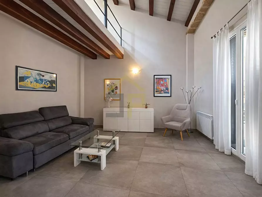 Immagine 2 di Appartamento in vendita  in Piazza Teatro Santa Cecilia 12 a Palermo