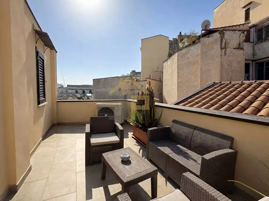 Immagine 1 di Appartamento in vendita  in Piazza Teatro Santa Cecilia 12 a Palermo